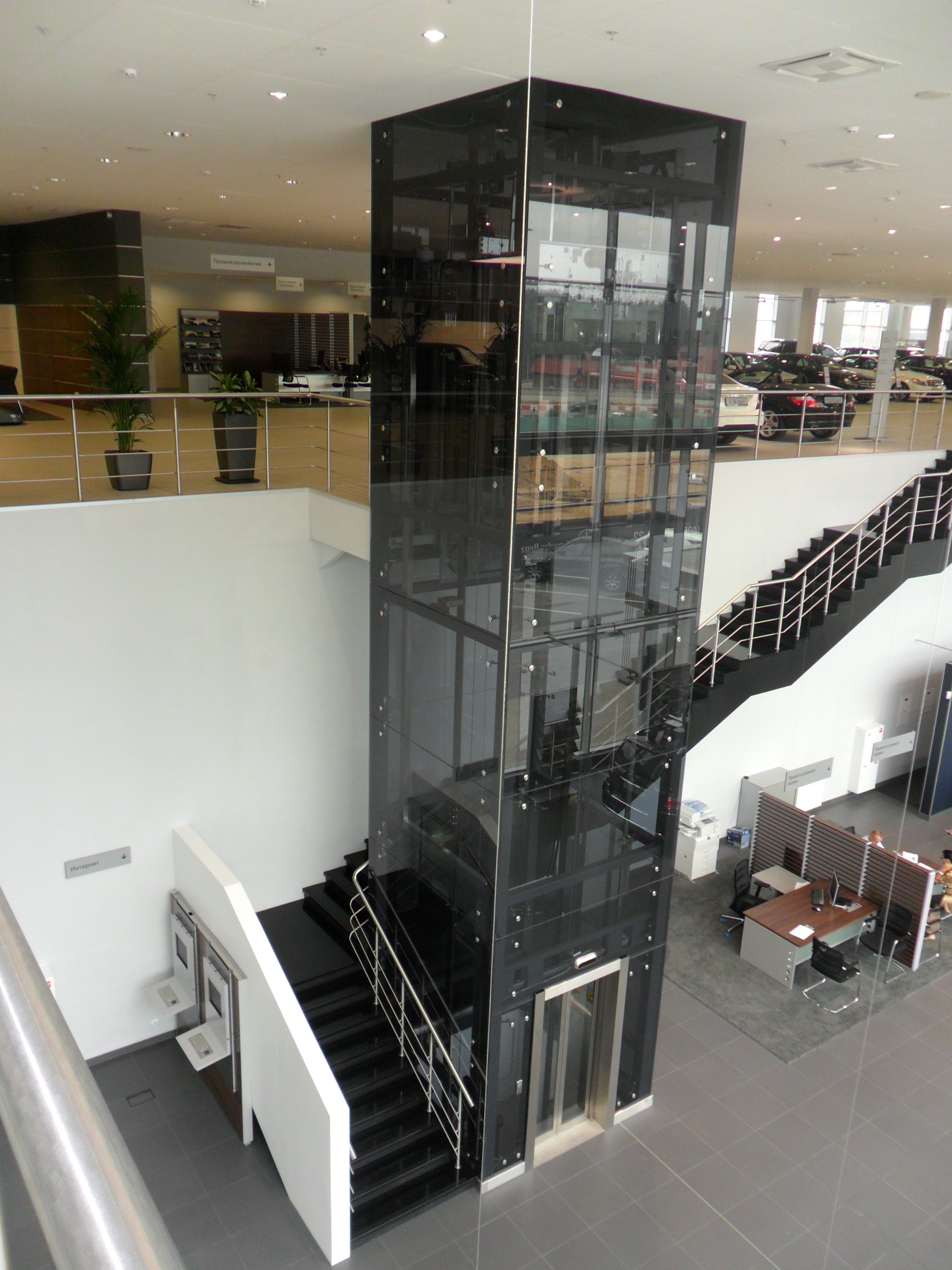 Монтаж лифта в автосалоне на Новой Риге